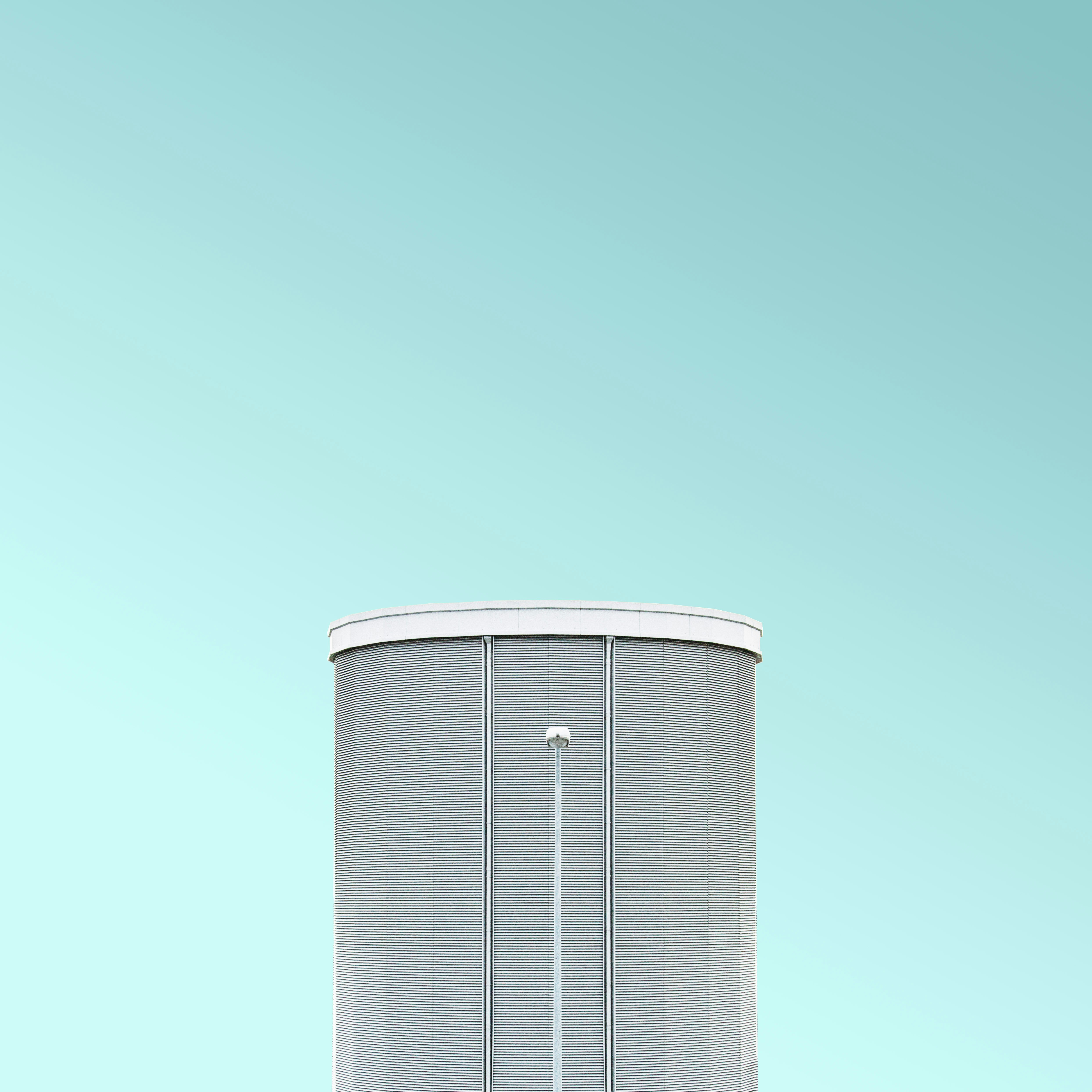 gray high-rise building